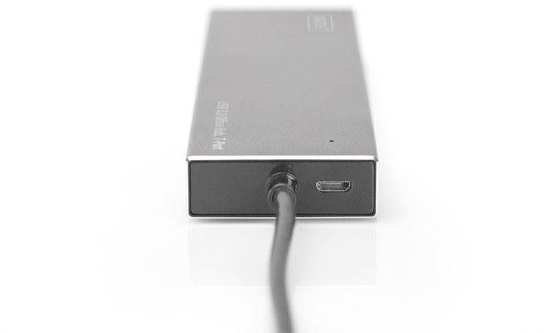 Ein rechteckiges, silbernes externes Festplattengehäuse mit angeschlossenem USB-Kabel.