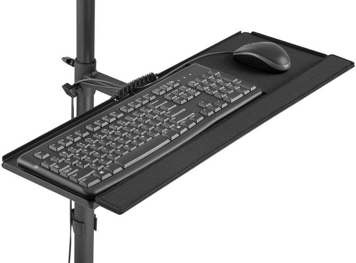 Eine schwarze Tastatur und Maus auf einem schwarzen, an einem Schreibtisch montierten Ablagebrett.