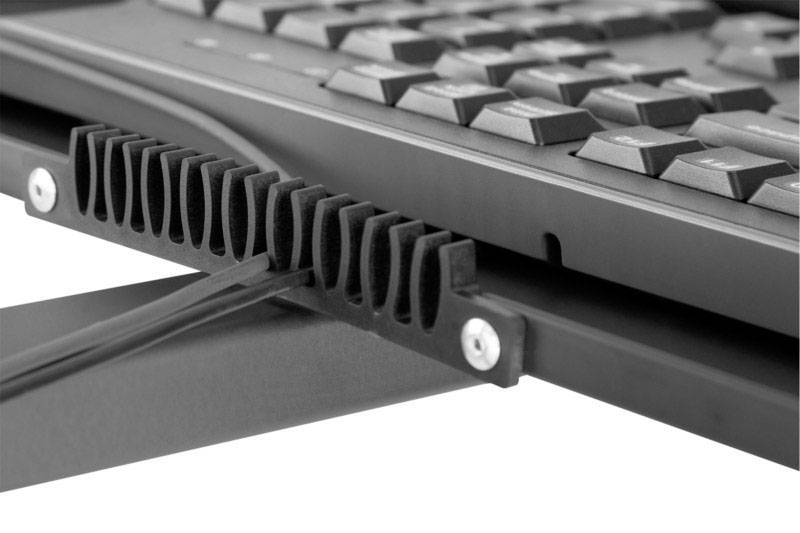Nahaufnahme eines Computer-Tastaturkabels, das durch eine Kabelhalterung geführt wird. Im Hintergrund ist eine Tastatur sichtbar.
