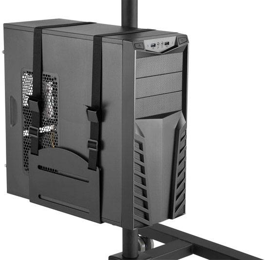 Ein schwarzes Computergehäuse ist an einem mobilen Ständer gesichert. Es sind Belüftungsöffnungen und Anschlüsse an der Vorderseite sichtbar.