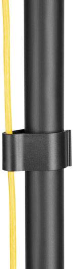 Schwarzer Stab mit orangem Kabel, befestigt durch einen schwarzen Clip.
