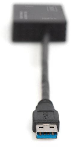 Nahaufnahme eines USB-Kabels mit blauem Anschluss, der zu einem rechteckigen schwarzen Adapter führt.