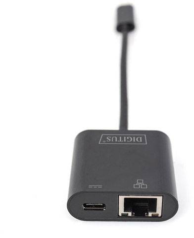 Ein schwarzer USB-C auf Ethernet-Adapter von Digitus ermöglicht es, Geräte mit einem kabelgebundenen Netzwerk zu verbinden.