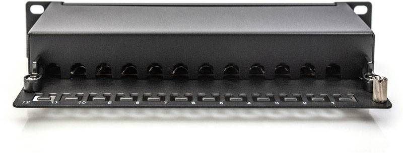 Ein schwarzes Patchpanel mit zwölf nummerierten Ports, das zur Verwaltung von Netzwerkverbindungen in einem Serverraum oder Büro verwendet wird.
