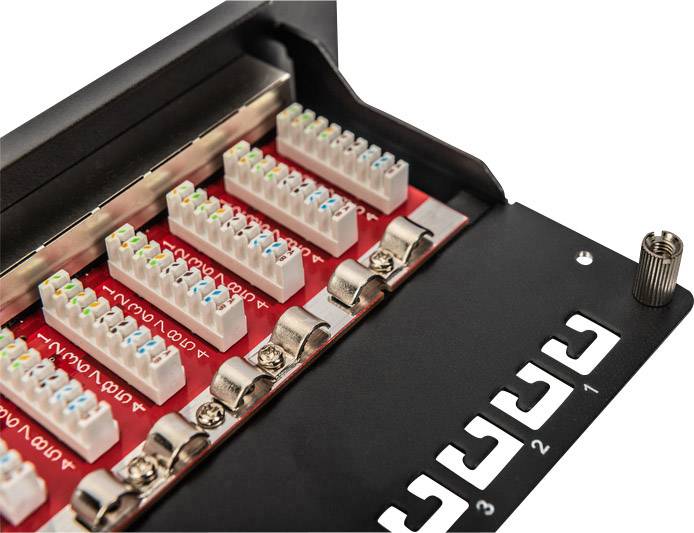 Nahaufnahme eines Patchpanels mit farbkodierten Kabelverbindungen. Links sind beschriftete Steckverbindungen zu sehen.