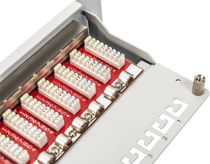 Patchpanel mit mehreren Kabelanschlüssen, nummeriert von 1 bis 4. Farbkodierte Drähte sind an die Kontakte angeschlossen.
