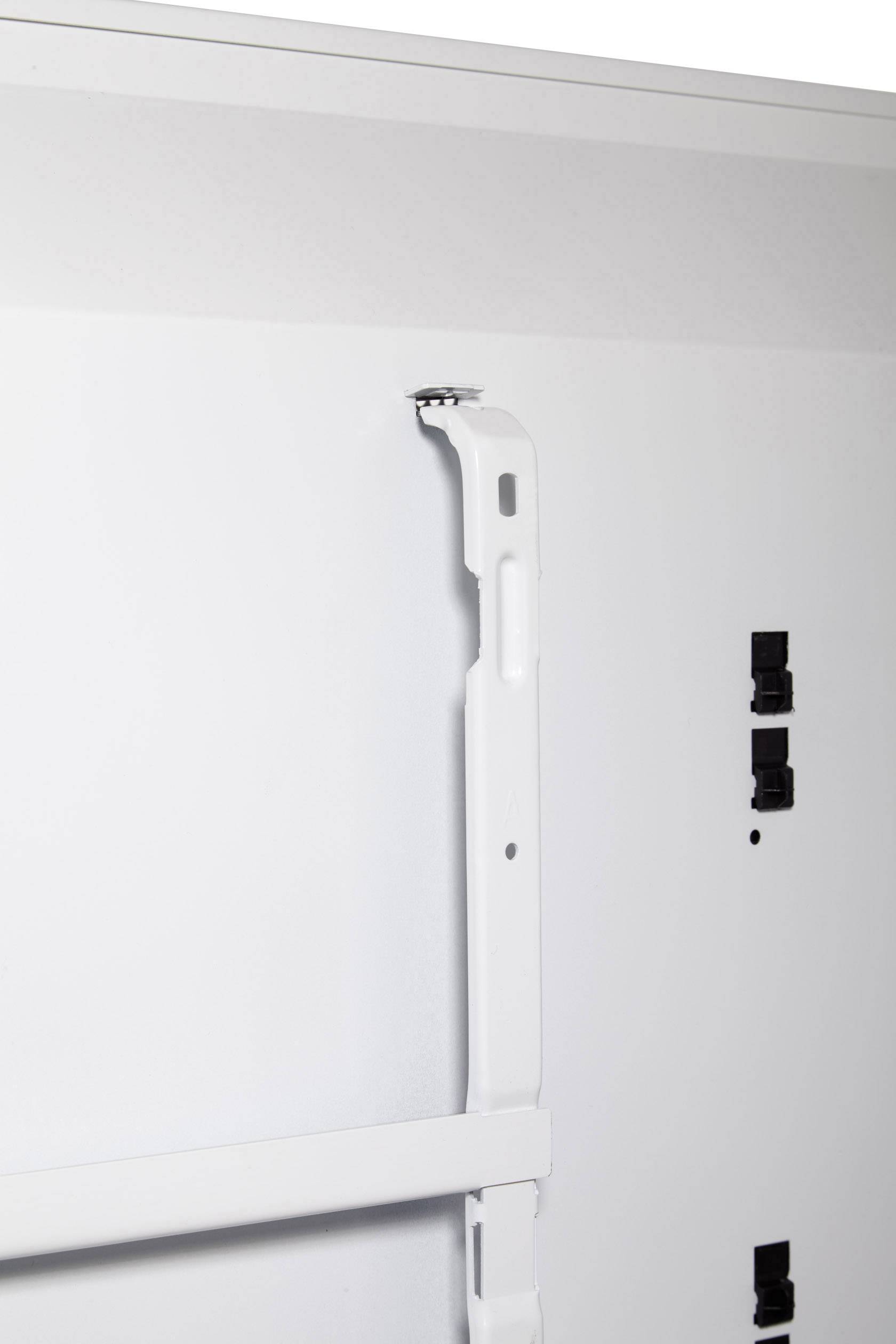 Ein weißes Metallgestell mit mehreren Haken und Befestigungsvorrichtungen an der Wand zur Montage eines Objekts im Innenbereich.