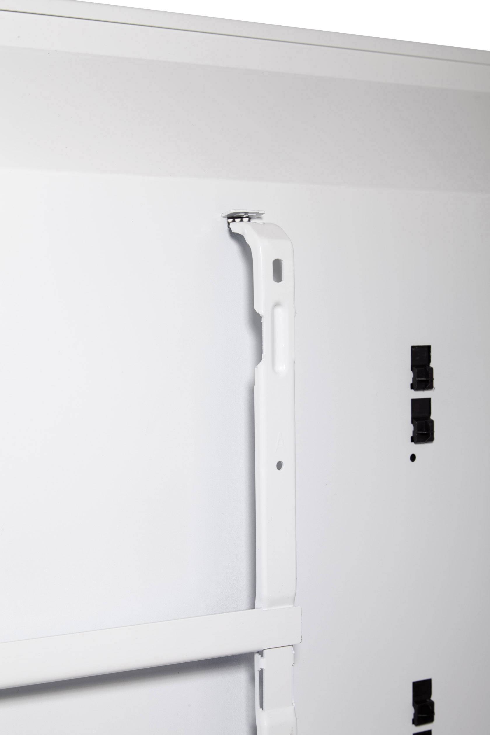 Eine weiße Metallhalterung an der Rückseite eines elektronischen Geräts, möglicherweise für Wandmontage oder Befestigung.