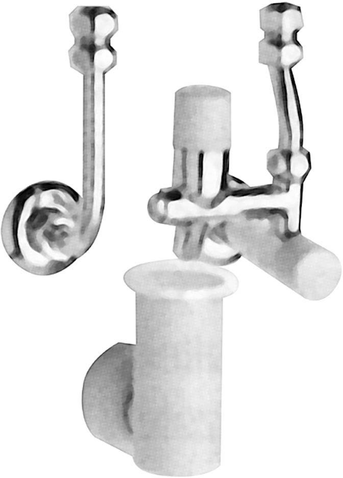Ein verchromter Siphon mit zwei verbogenen Rohren und einem abgewinkelten Abflussrohr vor einem weißen Hintergrund.