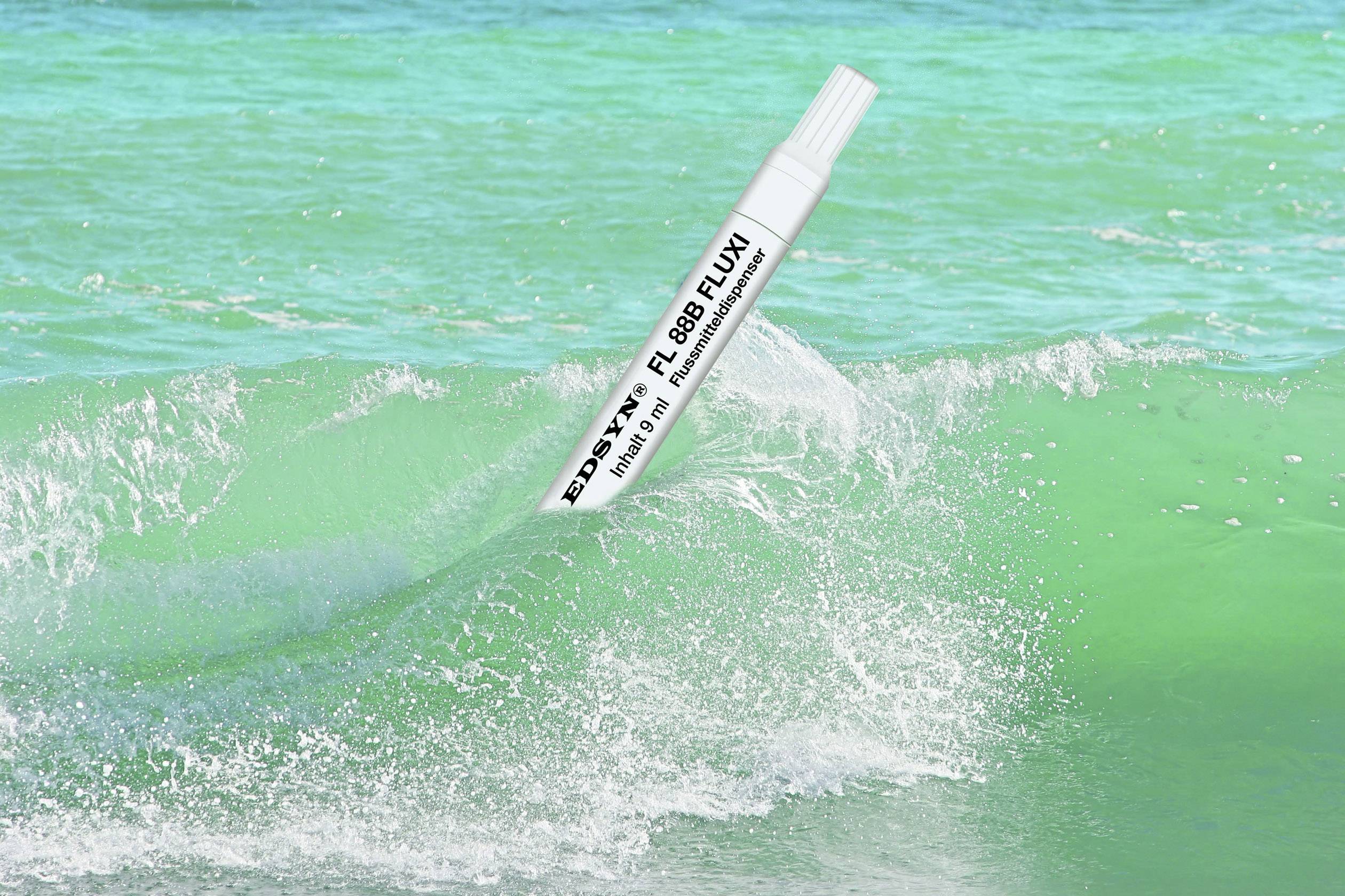 Ein weißer Stift schwebt über grünen Wellen im Meer, was einen surrealen und kreativen visuellen Effekt erzeugt.