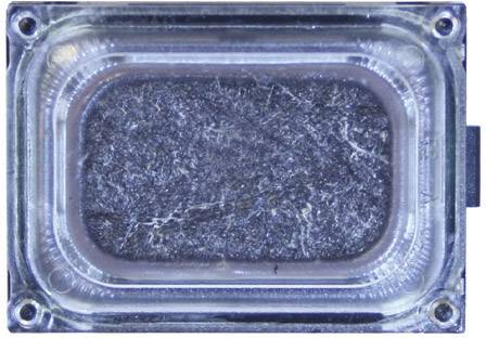 Das Bild zeigt einen rechteckigen Lautsprecher in Nahaufnahme, umgeben von einem durchsichtigen Kunststoffgehäuse.