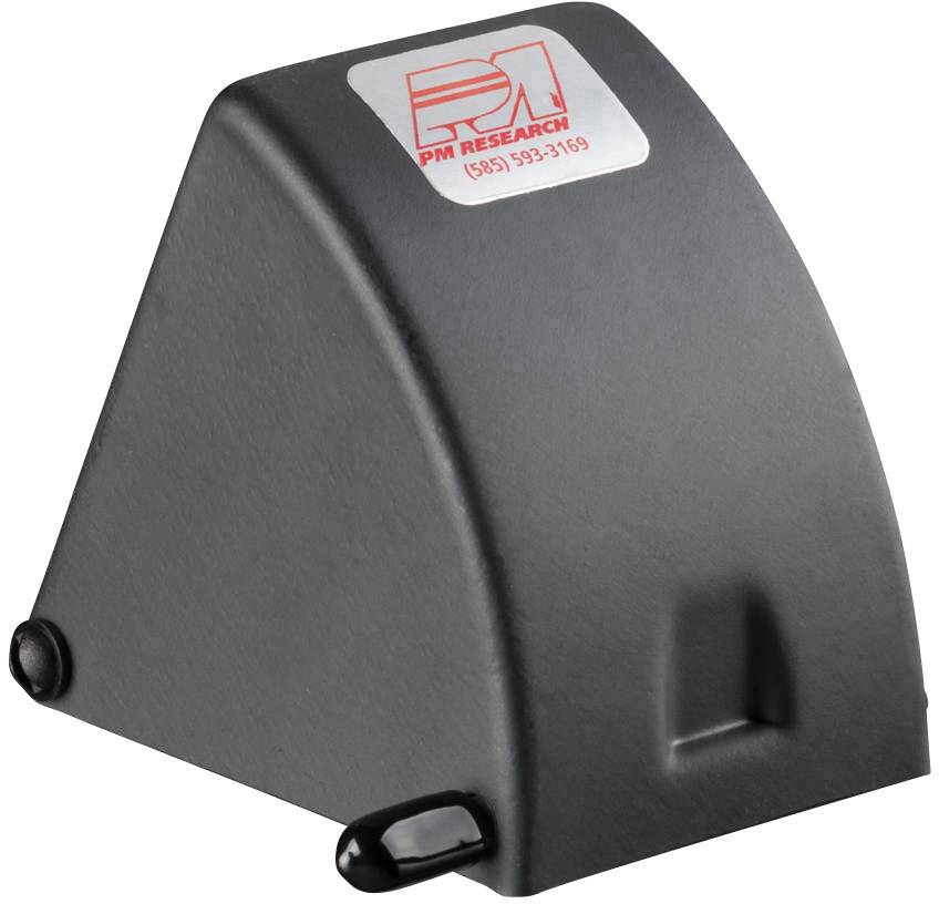 Grauer Keil mit Firmenlogo von 'PM Research' auf Oberseite, Kontaktinformationen unter dem Logo. Stabilisiert oder schützt möglicherweise Objekte.