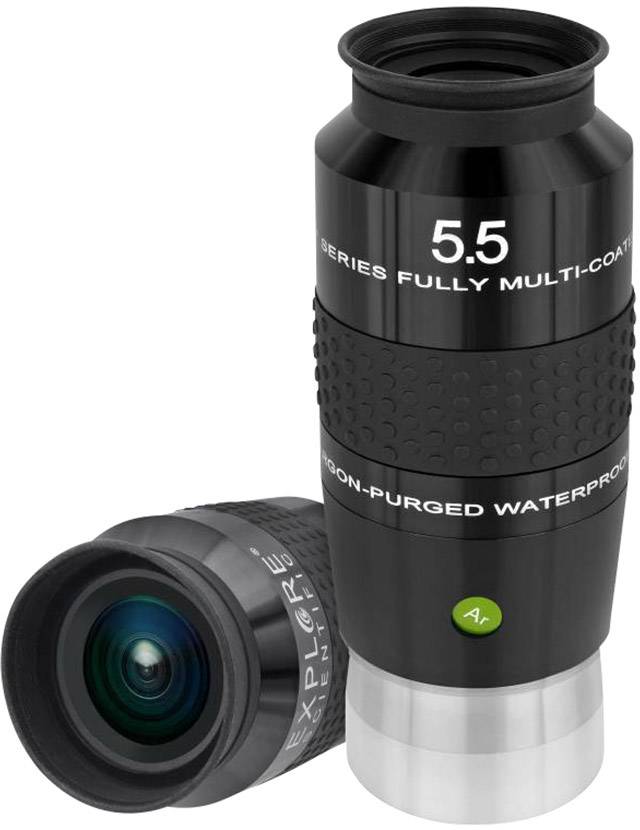 Ein Teleskop-Okular mit 5,5 mm Brennweite, voll mehrfachvergütet und wasserdicht. Ein weiteres Okular liegt seitlich daneben.