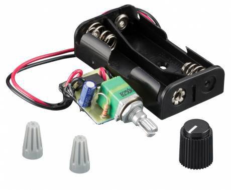 Elektronisches Projekt: Batteriehalter, Drehpotentiometer, Verkabelung und Knöpfe zur Steuerung von Schaltkreisen.