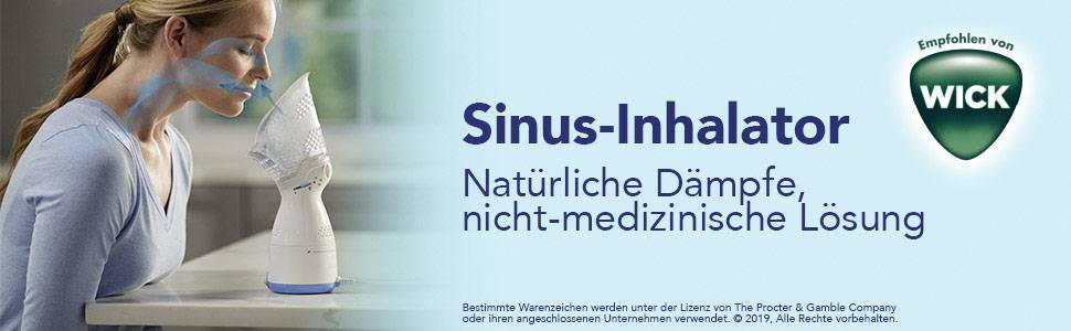 Frau inhaliert mit einem Sinus-Inhalator, neben Werbungstext: 'Natürliche Dämpfe, nicht-medizinische Lösung', empfohlen von Wick.