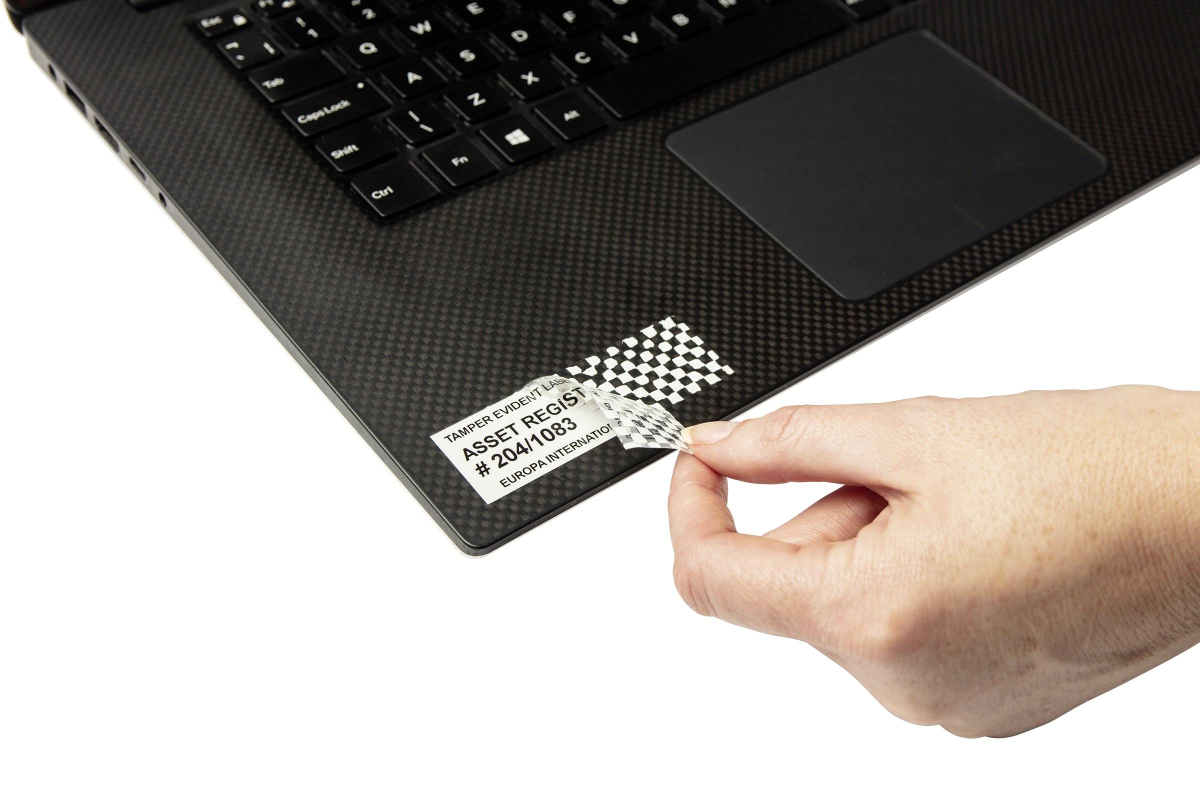 Hand entfernt Sicherheitssiegel von Laptop.