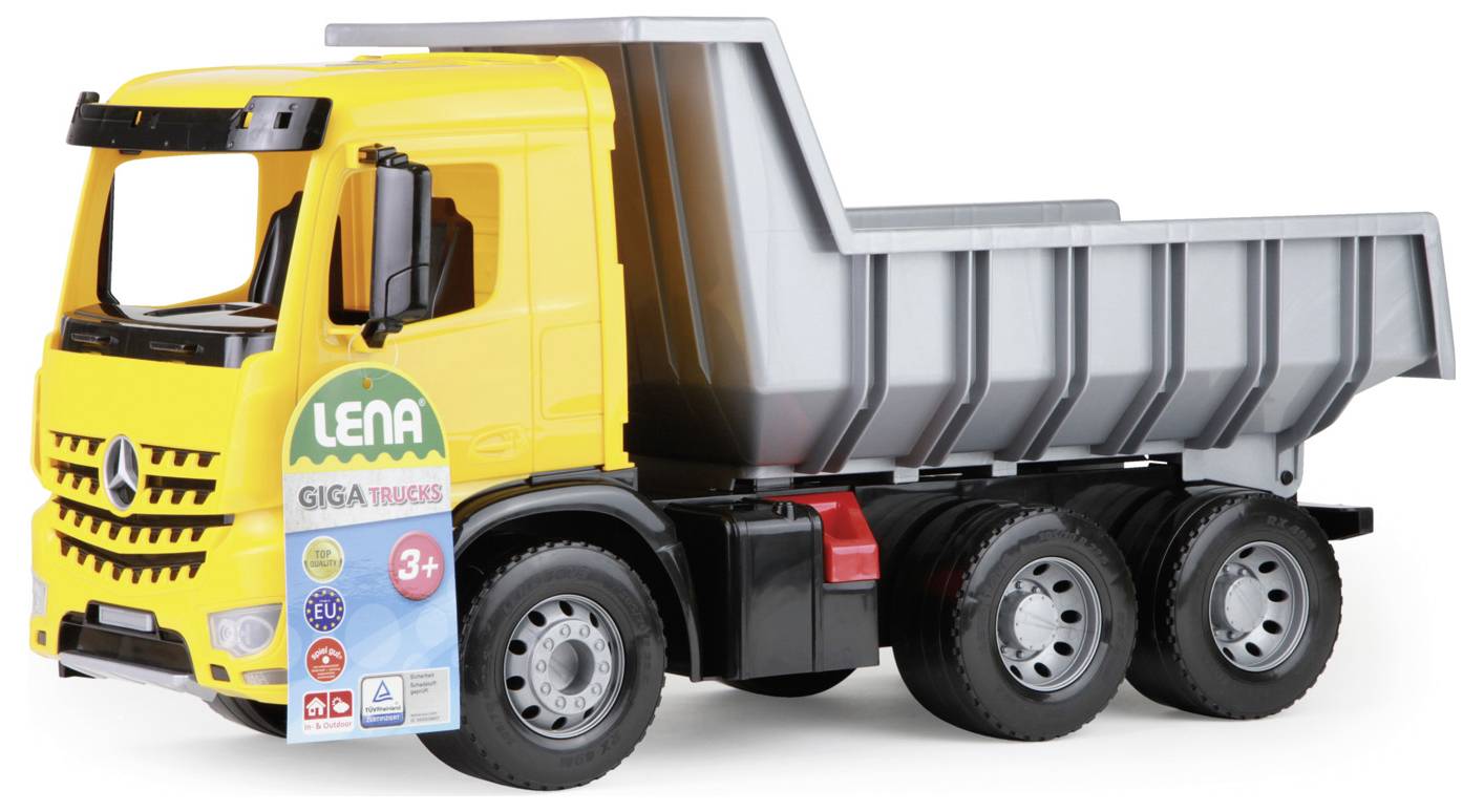 Ein gelber Spielzeug-Kipplaster mit schwarzem Innenraum und silberner Kippbrücke. Er hat sechs Räder und eine Markenbeschriftung von 'Lena Giga Trucks' an der Seite.
