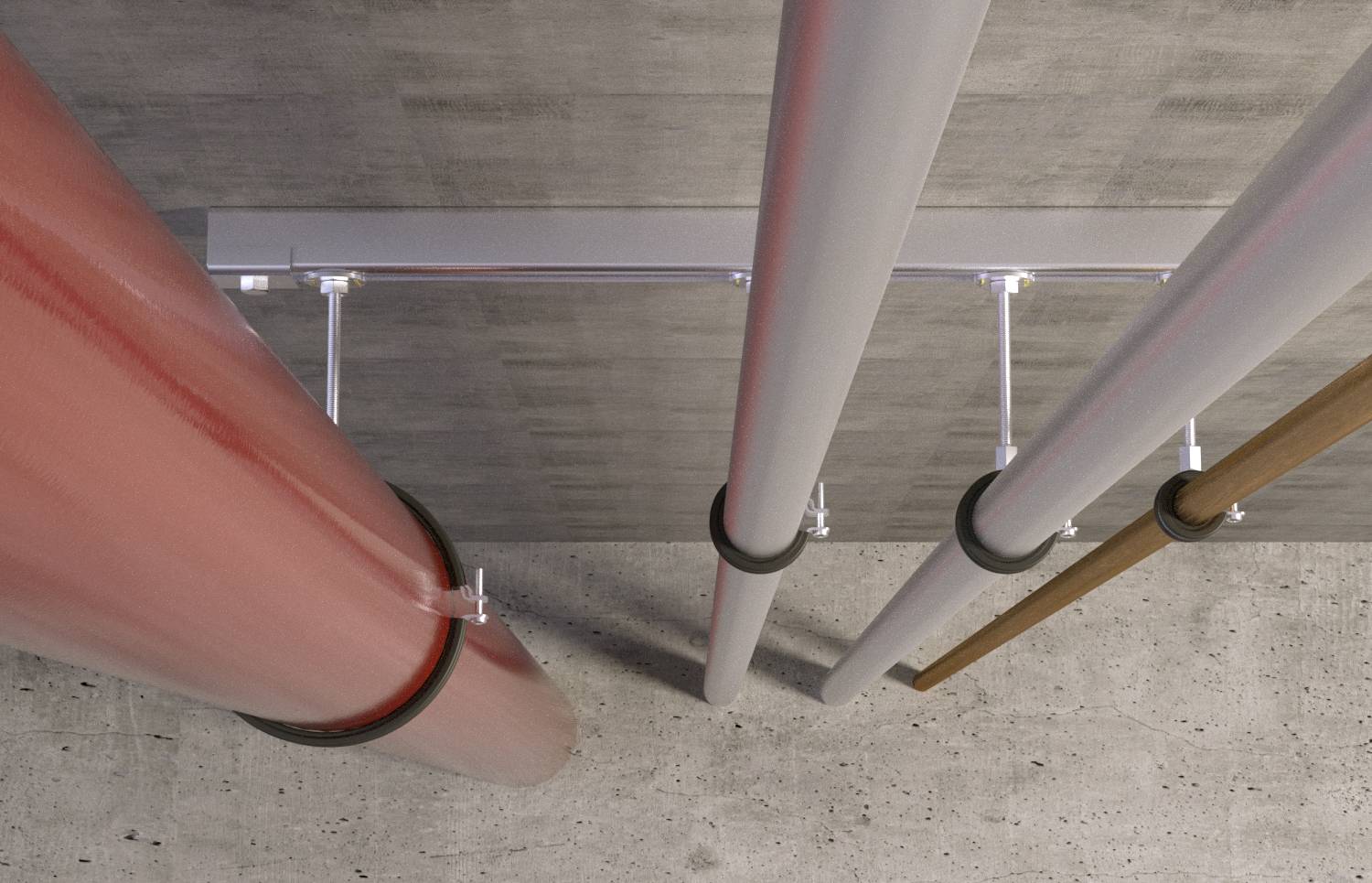 Draufsicht von vier großen Versorgungsleitungen/Kabeln, die entlang einer Betondecke verlaufen und durch Metallhalterungen gesichert sind.
