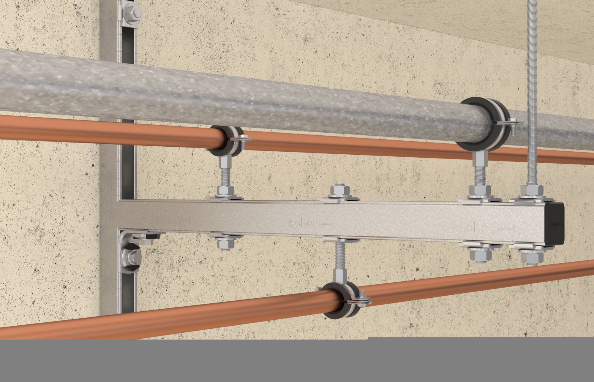 Montierte Rohrleitungsanlage mit grauem isoliertem Rohr und Kupferrohren, die durch Metallhalterungen an einer Wand befestigt sind