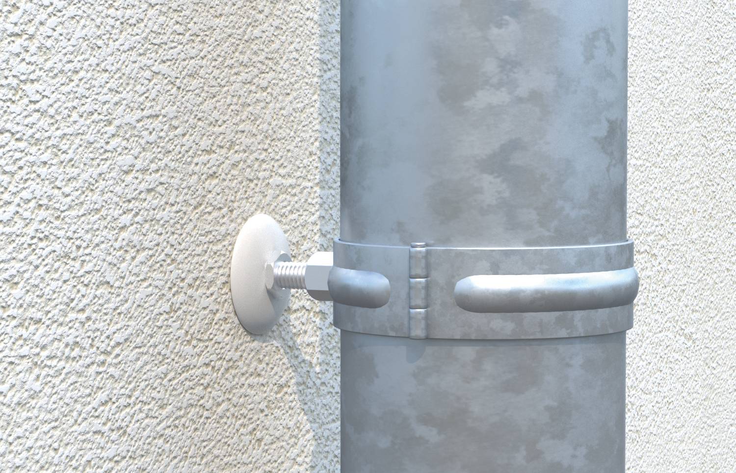 Nahaufnahme einer grauen Metallablaufrinne, die mit einer Montageklammer an einer strukturierten Außenwand befestigt ist.