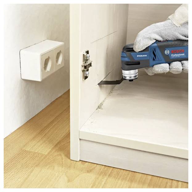 Eine Person verwendet ein Bosch Professional Elektrowerkzeug, um die Kante eines Holzschranks präzise und mühelos zu bearbeiten.