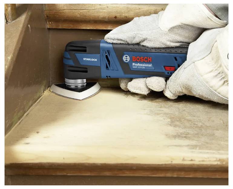 Eine Person verwendet ein professionelles Bosch-Werkzeug, um eine Holztreppenstufe zu schleifen und demonstriert dabei die Präzision und Effizienz des Geräts bei der Bearbeitung von Ecken.