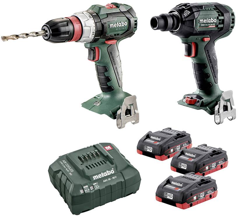 Akkuschrauber-Set bestehend aus zwei grünen Akkuschraubern, drei Akkus und einem Ladegerät. Markenname 'metabo' sichtbar.