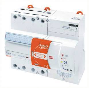 Ein elektrisches Schutzschaltgerät mit Testtaste und verschiedenen Anschlüssen. Es ist mit einer orangefarbenen Markierung gekennzeichnet.
