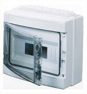 Ein weißer elektrischer Sicherungskasten aus Kunststoff mit einer transparenten, aufklappbaren Abdeckung.