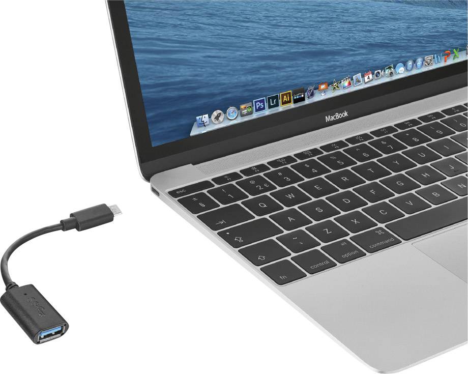 Ein silberner Laptop mit schwarzer Tastatur. Daneben liegt ein schwarzer Adapter mit USB und USB-C Anschlüssen.