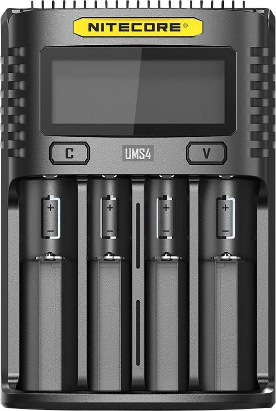 Ein schwarzes Ladegerät der Marke Nitecore mit vier eingelegten Batterien und einem digitalen Bildschirm zur Anzeige des Ladestatus.