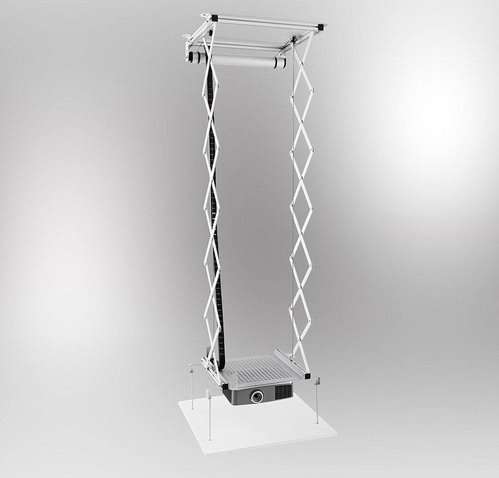 Projektor mit teleskopischer Deckenhalterung, montiert auf einer quadratischen Basis. Die Halterung ist ausziehbar und silbern.