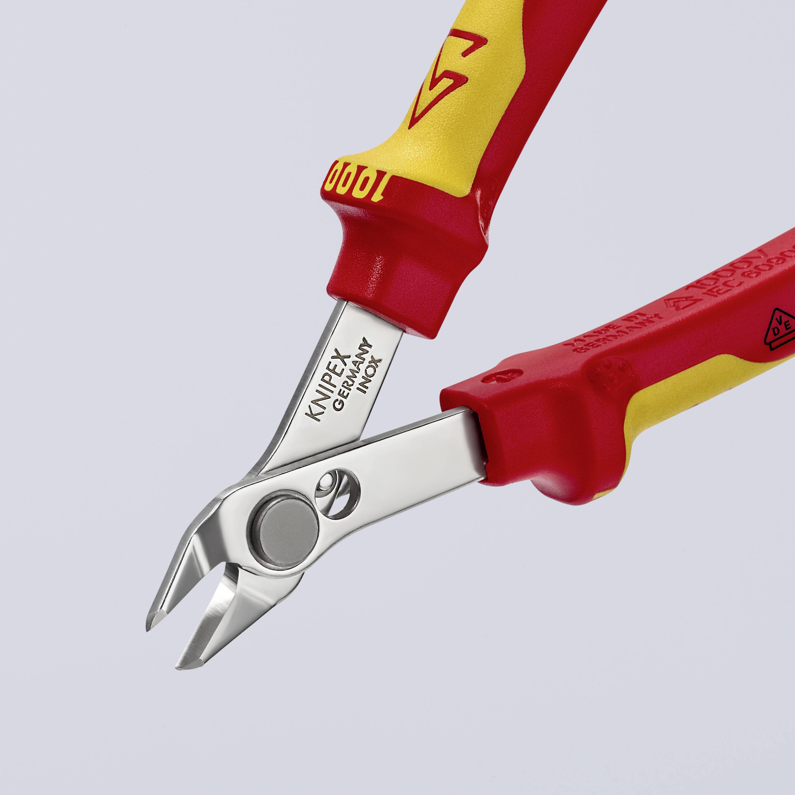 Eine rot-gelbe Seitenschneiderzange mit der Aufschrift 'KNIPEX' auf dem Griff, geeignet zum Schneiden von Drähten und kleinen Kabeln.