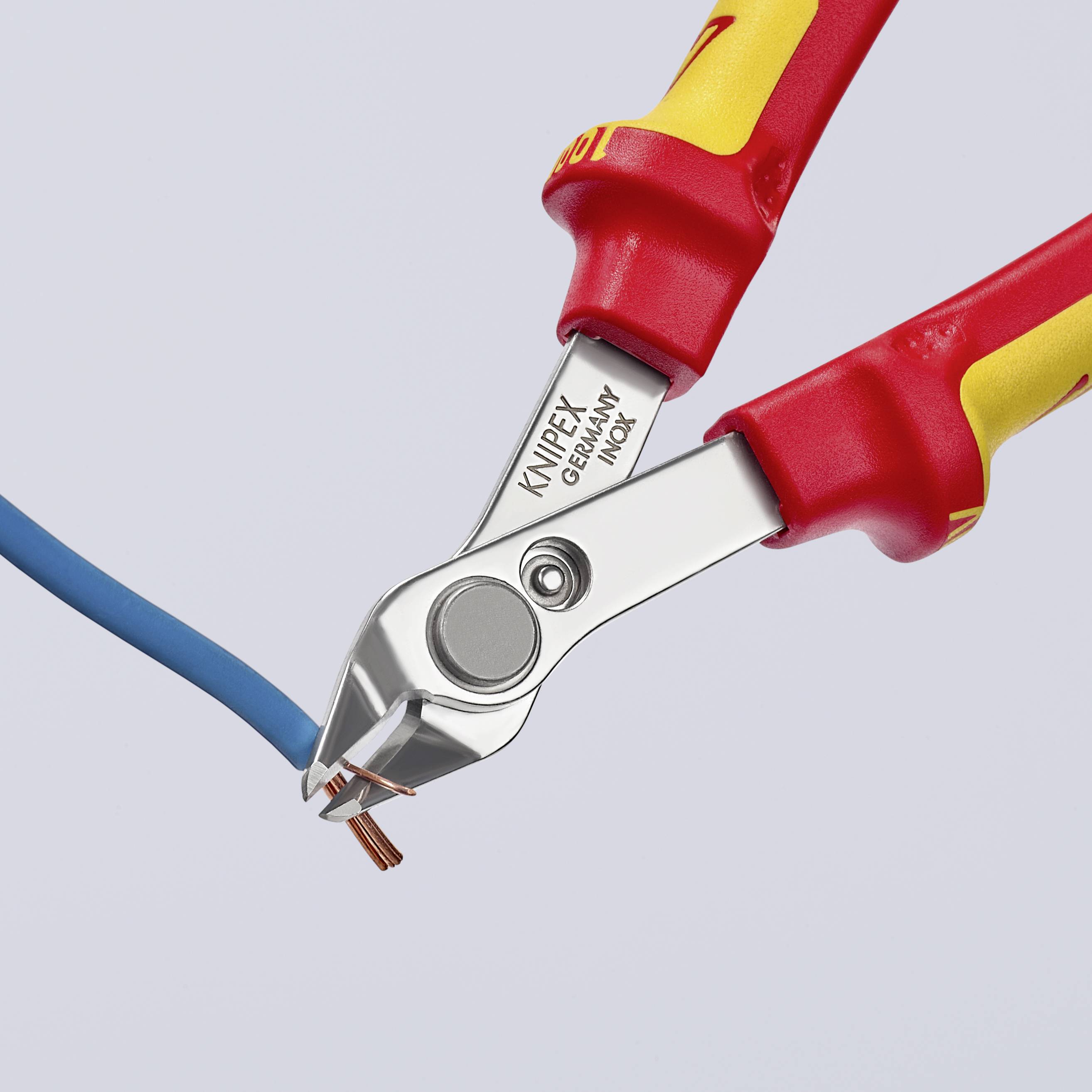 Eine rote und gelbe Kabelzange schneidet ein blaues Elektrokabel ab.