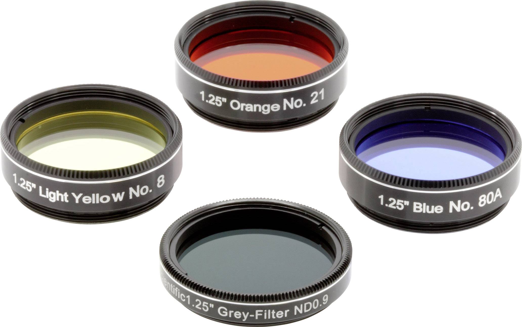 Vier verschiedene Teleskop-Filter: gelb, orange, blau und grau, jeweils mit der Aufschrift ihres Durchmessers und Filtertyps.