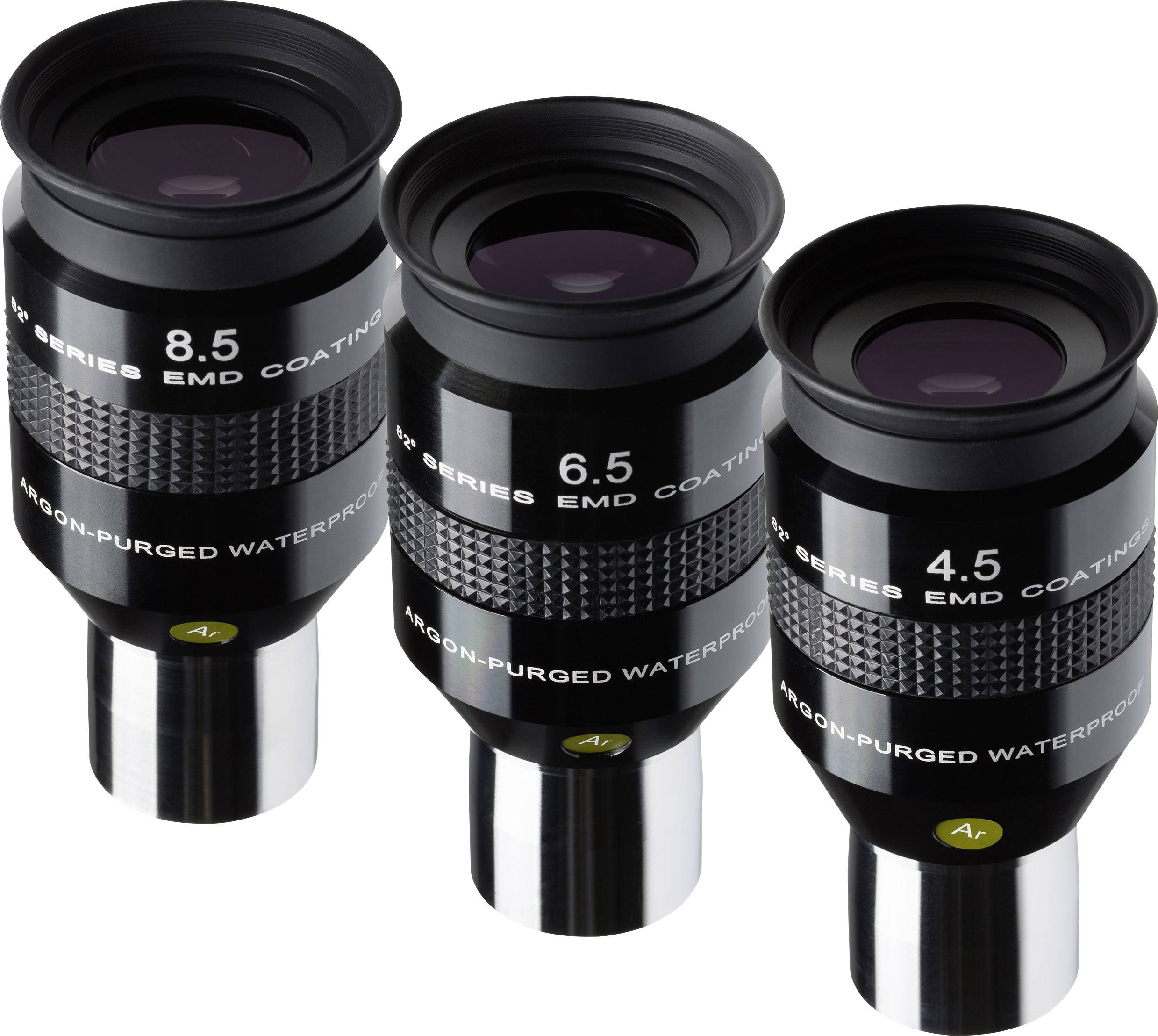 Drei schwarze Teleskop-Okulare mit den Spezifikationen '8.5', '6.5' und '4.5' nebeneinander aufgestellt.