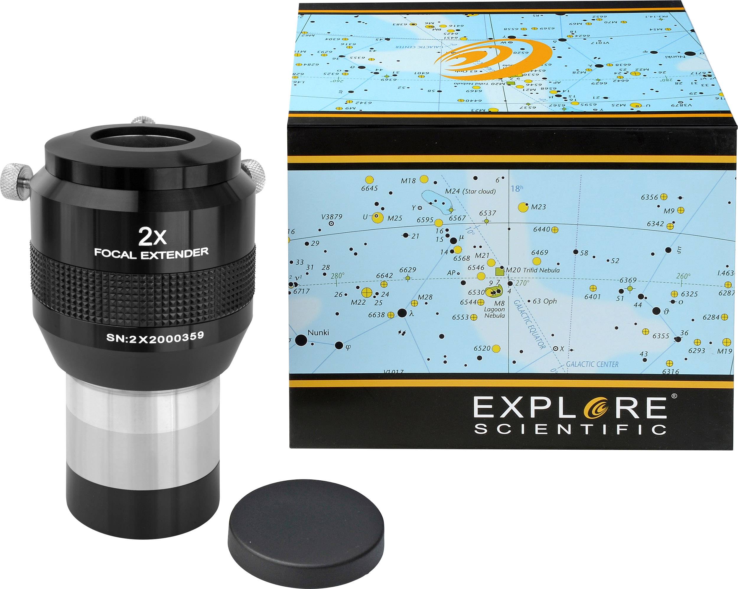 Ein schwarzer 2-facher Fokalextender neben einer Himmelskarte mit Sternbildern und einer Verpackung, die 'Explore Scientific' zeigt.