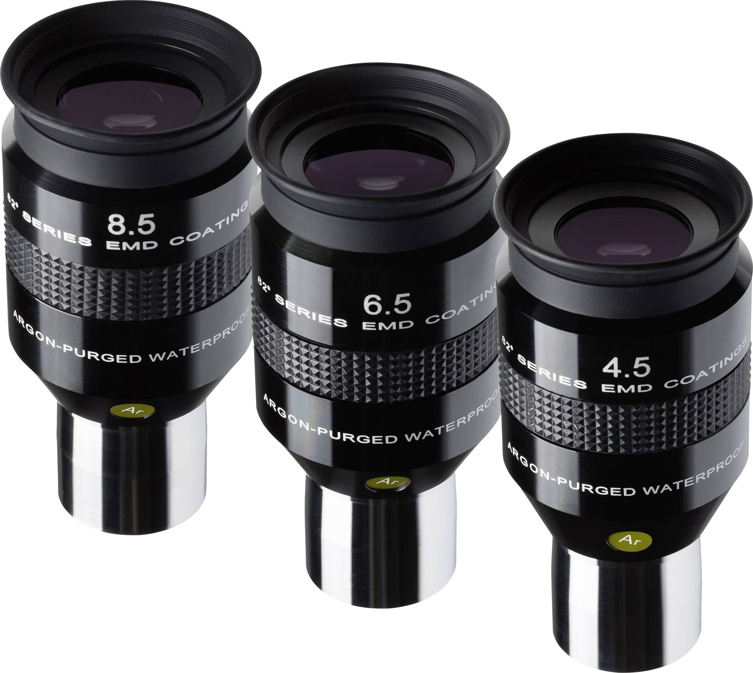 Drei schwarze Okulare verschiedener Größe und Brennweite in einer Reihe platziert; jeweils mit Aufschriften zu technischen Spezifikationen.