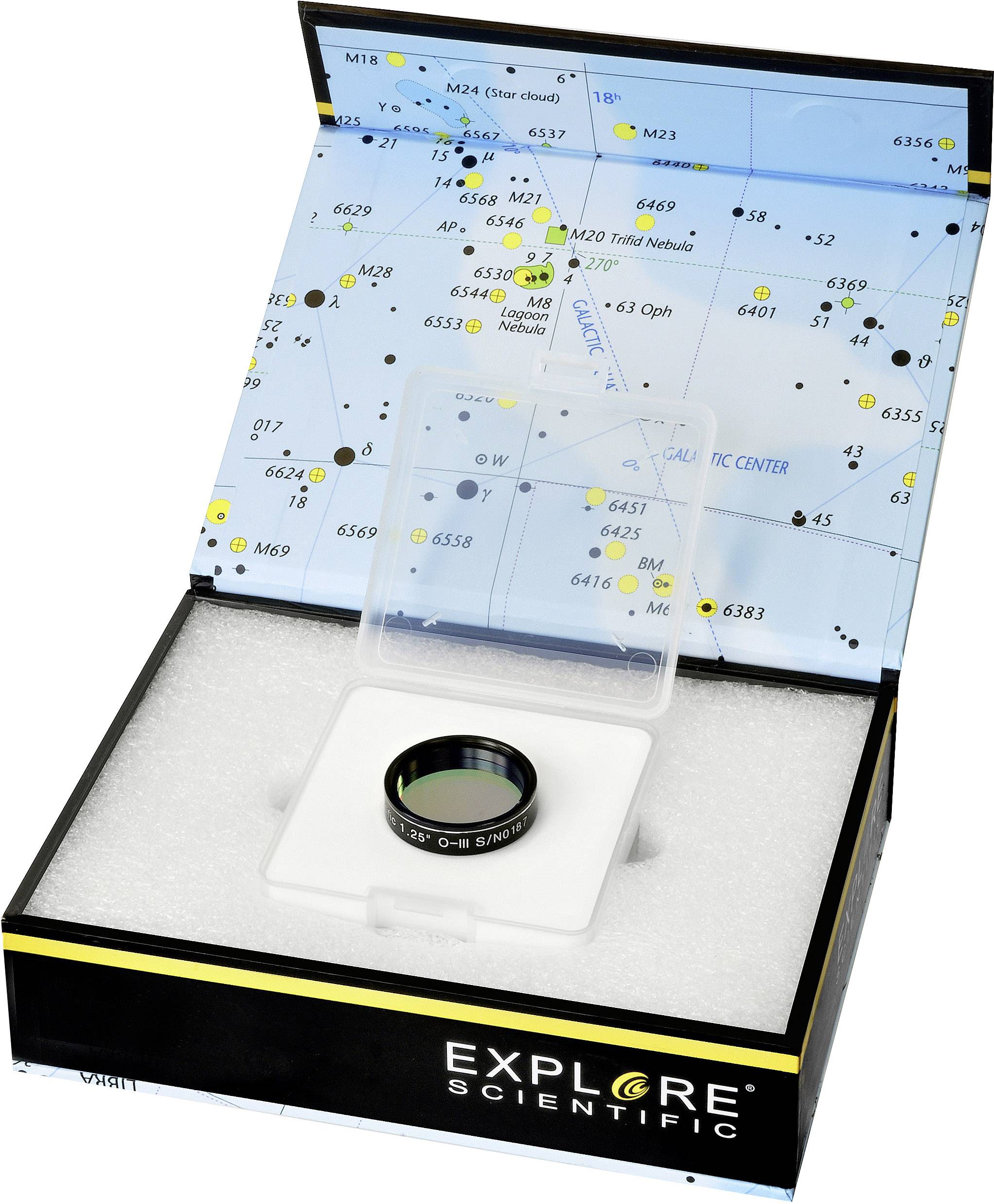 Eine offene Box zeigt einen O-III-Filter vor einer Sternkarte. Oben auf der Box steht 'Explore Scientific'.