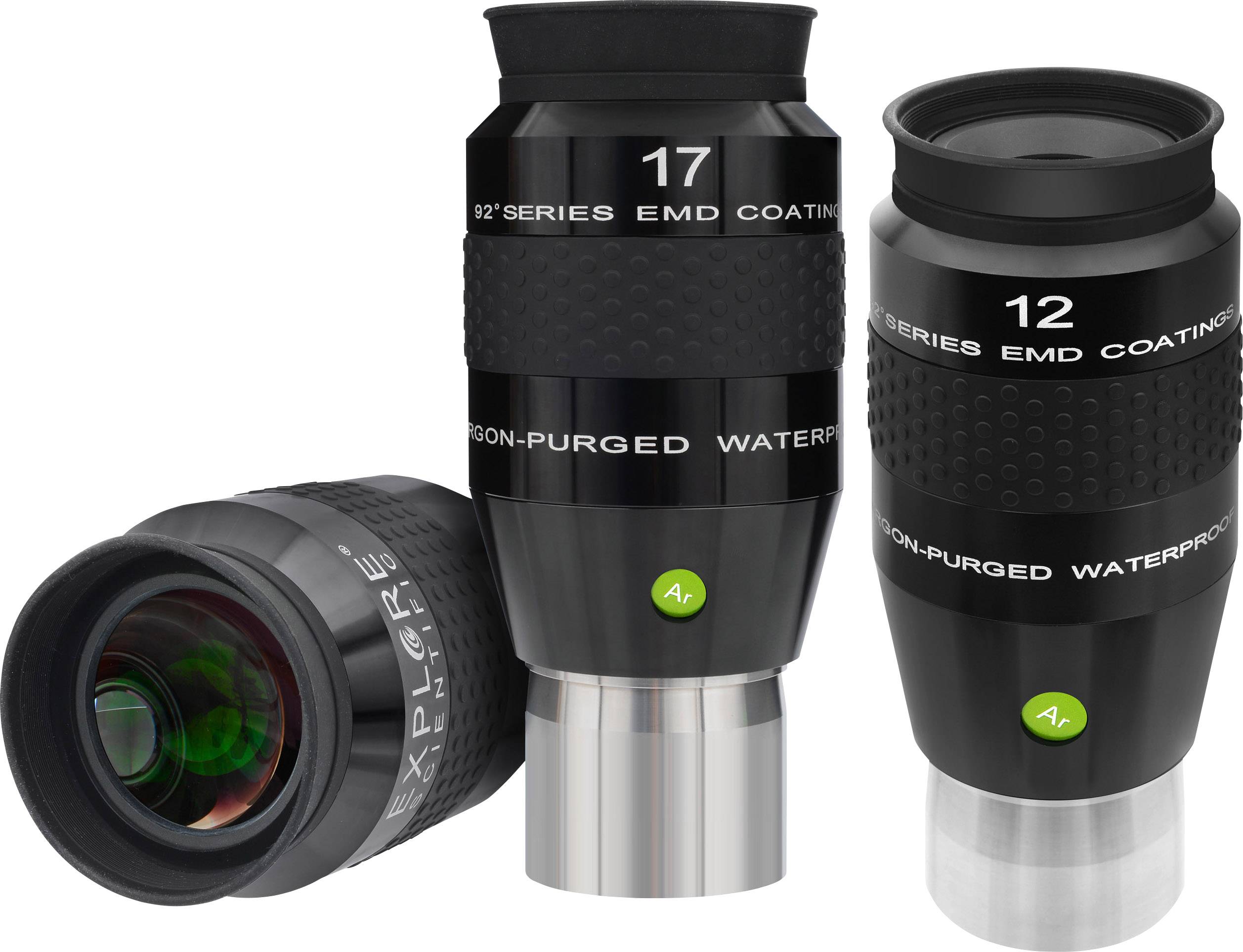 Drei schwarze Teleskop-Okulare mit Aufschriften '92° Series EMD Coating', '17' und '12'. Eines zeigt die Linse, zwei stehen aufrecht.