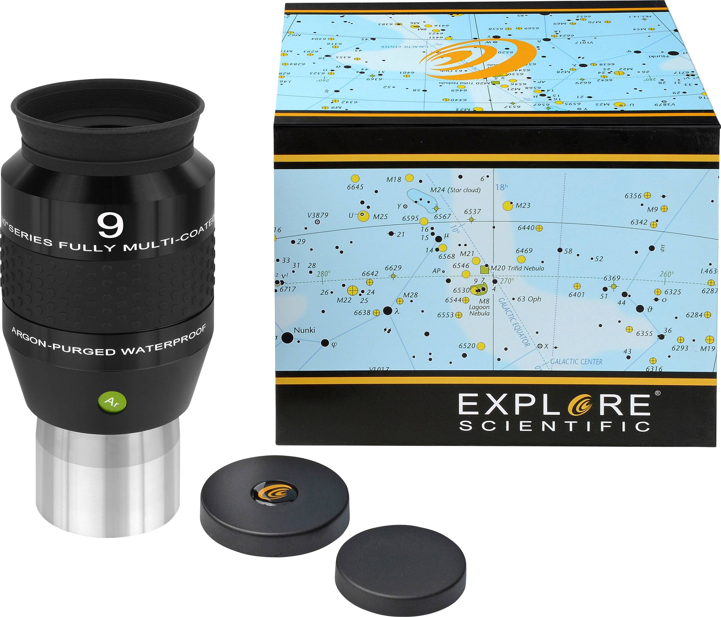 Ein schwarzes Teleskop-Okular '9' mit Kappe, vor einem farbigen Sternkarten-Poster und einer Schachtel von 'Explore Scientific'.