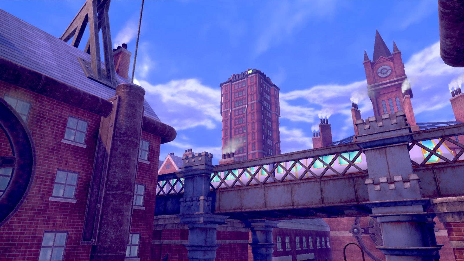 Eine Stadtansicht mit roten Backsteingebäuden, einer Eisenbahnbrücke im Vordergrund und einem Uhrenturm im Hintergrund unter blauem Himmel.
