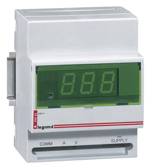 Elektrisches Messgerät von Legrand mit digitalem Display zeigt Zahlen an. Verfügt über Anschlüsse für Strom- und Spannungsmessung.