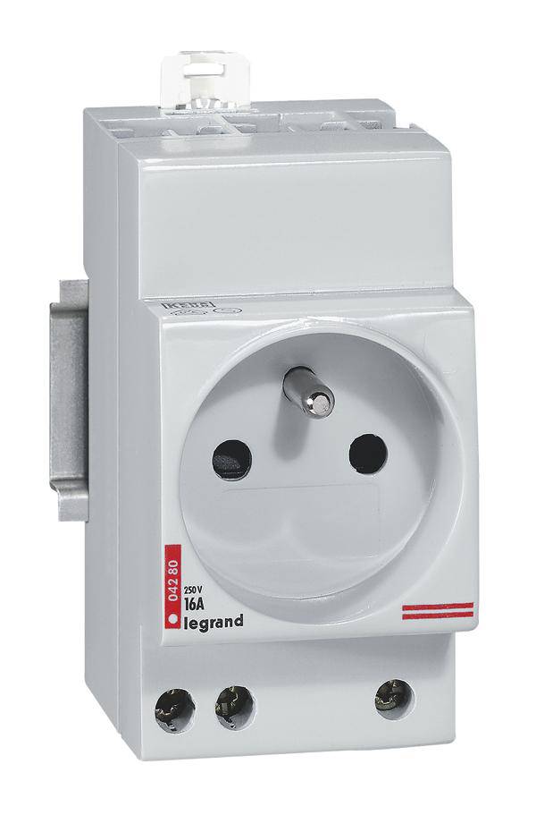 Steckdose von Legrand mit Schutzleiter, geeignet für 16A und 250V, montiert auf einer Wandhalterung.