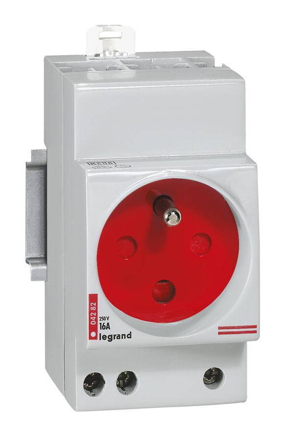 Ein roter Industrie-Steckdosenadapter von Legrand, ausgelegt für 16 Ampere und 250 Volt, in einem grauen Gehäuse.