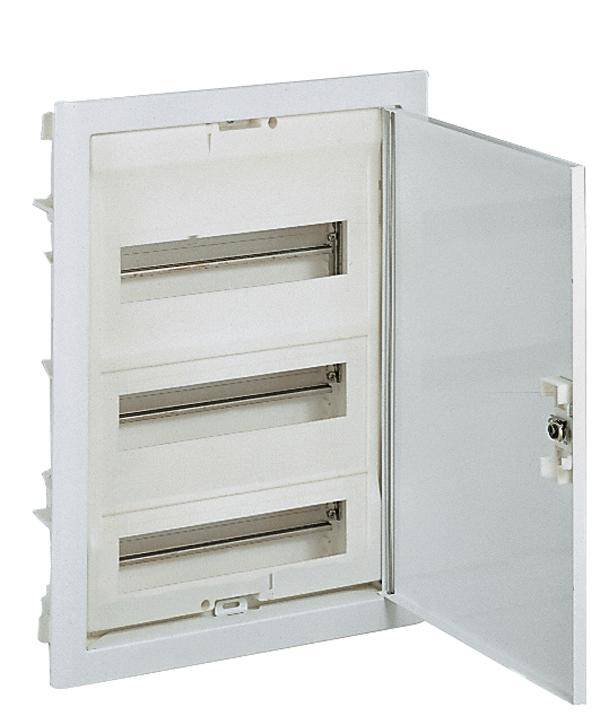 Offener Sicherungskasten mit zwei leeren Schienen zur Aufnahme von Sicherungen, weißes Gehäuse, steht an einer Wand.