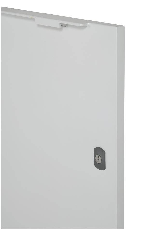 Weiße Tür mit eingebautem Schloss und Griff auf der rechten Seite.