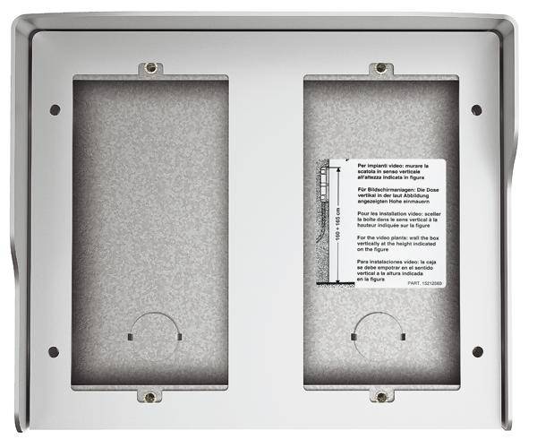 Metallplatte mit zwei rechteckigen Aussparungen. In der rechten Aussparung befindet sich eine Anleitung zur Installation von Video-Endgeräten.