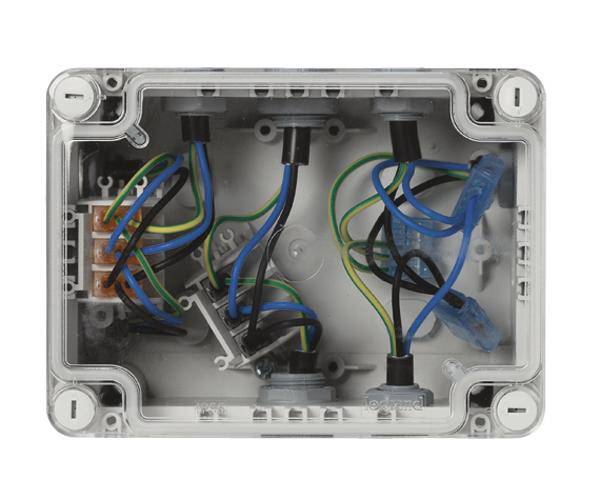 Ein transparenter Anschlusskasten zeigt bunte Drähte und Klemmen im Inneren, passend für elektrische Installationen.