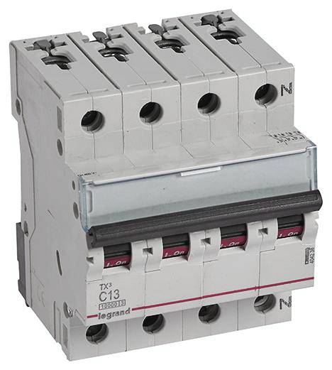 Ein vierpoliger Leitungsschutzschalter, Modellnummer 'TX3 C13' der Marke Legrand. Verwendet zur elektrischen Sicherheit.
